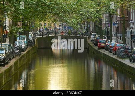 Canal et réflexions - automne, Amsterdam, Hollande-Nord, Pays-Bas Banque D'Images