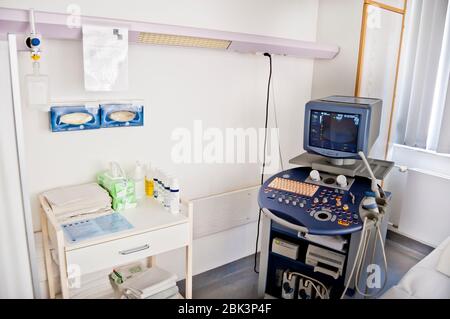 Appareil d'échographie médicale avec les sondes linéaires dans une chambre de diagnostic de l'hôpital. Équipement médical moderne, preventional médecine et soins de concept. Banque D'Images