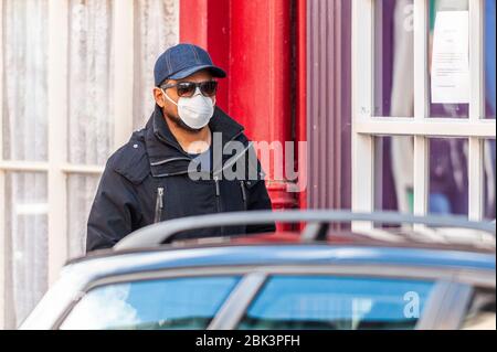 Clonakilty, West Cork, Irlande. 1 mai 2020. Un homme marche le long de Clonakilty Main Street portant un masque facial pour se protéger du Coronavirus de Covid-19. Crédit: AG News/Alay Live News. Banque D'Images