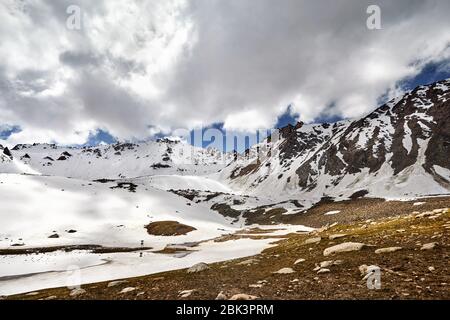 Paysage de montagne de neige et le lac contre ciel nuageux au Kazakhstan Banque D'Images