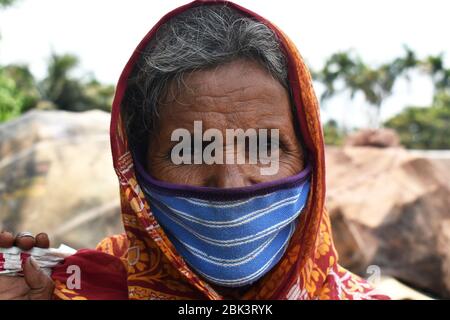 Kolkata, Inde. 01 mai 2020. Aujourd'hui, c'est la Journée internationale des travailleurs, mais en raison de la fermeture, tout le monde est à la maison et de nombreux secteurs de travail sont arrêtés maintenant. Mais il y a beaucoup de gens dans notre société, qui sont occupés de différentes façons dans cette situation difficile. Ils sont impliqués dans les services essentiels et il y a certaines personnes, s'ils ne travaillent pas leur vie devient incertaine. Cette année, nos souhaits sont pour eux. (Photo de Sudipta Das/Pacific Press) crédit: Agence de presse du Pacifique/Alay Live News Banque D'Images