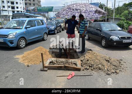 Kolkata, Inde. 01 mai 2020. Aujourd'hui, c'est la Journée internationale des travailleurs, mais en raison de l'arrêt de l'équipe, tout le monde est à la maison et de nombreux secteurs de travail sont arrêtés maintenant. Mais il y a beaucoup de gens dans notre société, qui sont occupés de différentes façons dans cette situation difficile. Ils sont impliqués dans les services essentiels et il y a certaines personnes, s'ils ne travaillent pas leur vie devient incertaine. Cette année, nos souhaits sont pour eux. (Photo de Sudipta Das/Pacific Press) crédit: Agence de presse du Pacifique/Alay Live News Banque D'Images