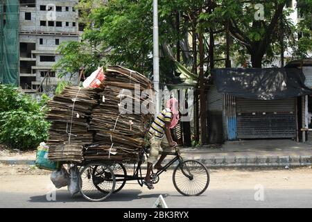 Kolkata, Inde. 01 mai 2020. Aujourd'hui, c'est la Journée internationale des travailleurs, mais en raison de la fermeture, tout le monde est à la maison et de nombreux secteurs de travail sont arrêtés maintenant. Mais il y a beaucoup de gens dans notre société, qui sont occupés de différentes façons dans cette situation difficile. Ils sont impliqués dans les services essentiels et il y a certaines personnes, s'ils ne travaillent pas leur vie devient incertaine. Cette année, nos souhaits sont pour eux. (Photo de Sudipta Das/Pacific Press) crédit: Agence de presse du Pacifique/Alay Live News Banque D'Images