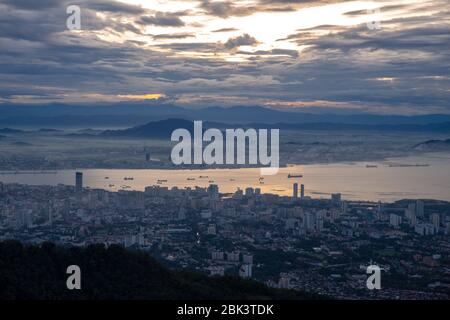 Vue aérienne de Georgetown depuis Penang Hill. Le contexte est Seberang Perai. Banque D'Images