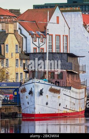 Ocean Mist, un minesweeper de cent ans qui est devenu un yacht de luxe, en cours de conversion en un hôtel flottant sur l'eau de Leith à Édimbourg Banque D'Images