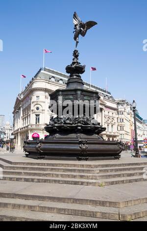 Célèbre fontaine commémorative Shaftesbury et statue d'Anteros – connue sous le nom d'Eros – avec un ciel bleu ensoleillé et un ciel ensoleillé, lors d'une journée ensoleillée à Piccadilly Circus. Londres. ROYAUME-UNI. (118) Banque D'Images
