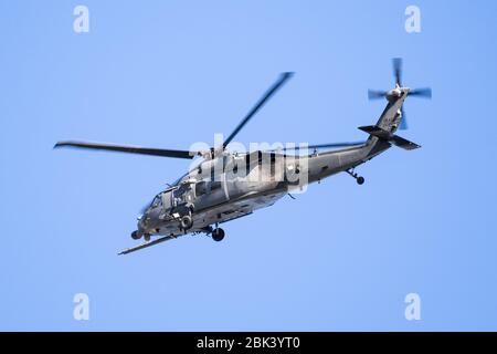 28 avril 2020 Mountain View / CA / USA - hélicoptère militaire effectuant des exercices de recherche et de sauvetage autour de l'aérodrome fédéral de Moffett à Silico Banque D'Images