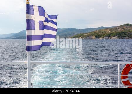 Drapeau grec sur une terrasse ouverte d'un traversier en été ensoleillé. Grèce Banque D'Images