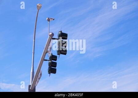 ÉTATS-UNIS. Feux à l'intersection des rues de la ville. Système de surveillance du trafic monté. Banque D'Images