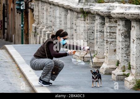 Rome, Italie. 30 avril 2020. Une femme prend des photos de son chien pendant le verrouillage de l'Italie en raison de la pandémie de Covid-19. Crédit: Insidefoto srl/Alay Live News Banque D'Images