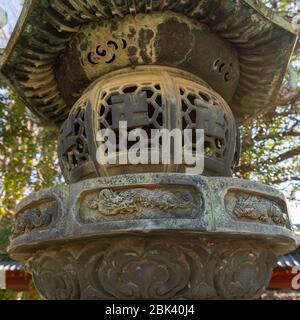 Lanterne en pierre au sanctuaire de Nezu, Tokyo, Japon Banque D'Images