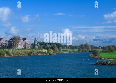 Moulin le long du rivage de la rivière Waal, Gorinchem, Gelderland, pays-Bas Banque D'Images