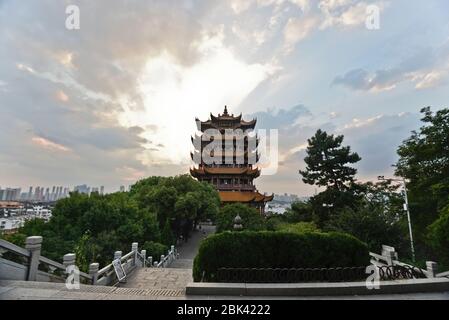 Coucher de soleil nuageux derrière la tour de la grue jaune. Wuhan, Chine Banque D'Images
