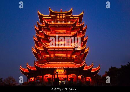 Tour de grue jaune au crépuscule. Wuhan, Chine Banque D'Images