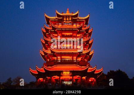 Tour de grue jaune au crépuscule. Wuhan, Chine Banque D'Images