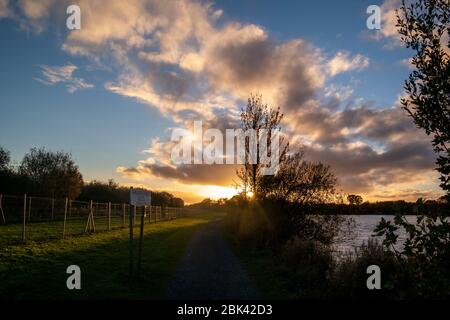 Coucher de soleil sur le lac lors d'une soirée d'automne aux lacs Craigavon Banque D'Images