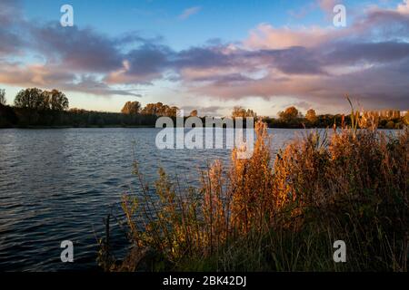 Coucher de soleil sur le lac lors d'une soirée d'automne aux lacs Craigavon Banque D'Images