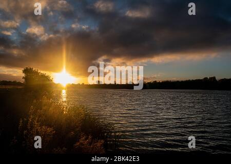 Coucher de soleil sur le lac lors d'une soirée d'automne aux lacs Craigavon Banque D'Images