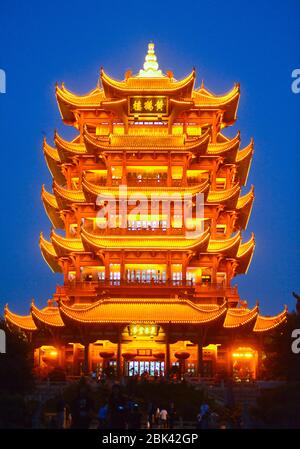 Tour de grue jaune au crépuscule. Wuhan, Chine Banque D'Images