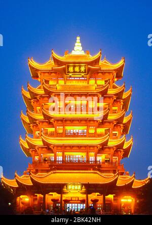 Tour de grue jaune au crépuscule. Wuhan, Chine Banque D'Images