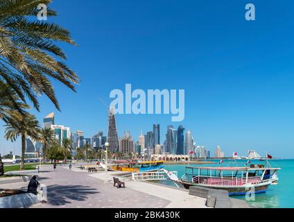 Les gratte-ciel du quartier des affaires central de West Bay depuis la Corniche, Doha, Qatar, Moyen-Orient Banque D'Images