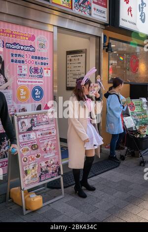 Fille promotion Maid Cafe, Tokyo, Japam Banque D'Images