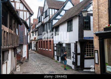 Un jeune homme étudie le menu du restaurant Isaac's Keep à l'angle de Fish Street et de grope Lane dans le centre historique de Shrewsbury, Royaume-Uni. Banque D'Images