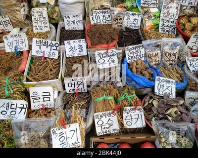 Conteneurs de médecine naturelle traditionnelle coréenne dans un marché de rue à Séoul, en Corée du Sud Banque D'Images