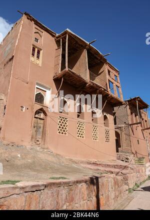 Village traditionnel de 1500 ans de maisons en briques de boue rouge, Abyaneh, Iran, Moyen-Orient Banque D'Images