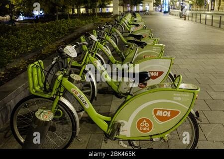 Budapest / Hongrie - 20 octobre 2018: Location de vélos publics en libre service dans la rue de la rangée de Budapest 'Bubi' Banque D'Images