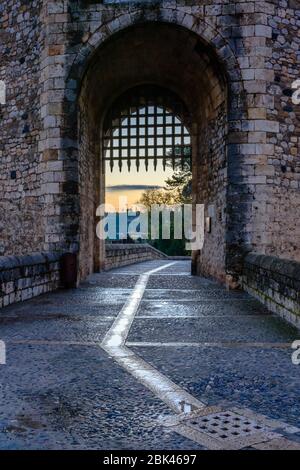 Porte du pont médiéval, à Besalu (Catalogne, Espagne) Banque D'Images