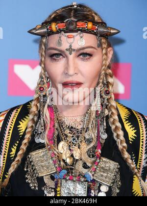 New York City, États-Unis. 01 mai 2020. (FICHIER) Madonna dit qu'elle a des anticorps Coronavirus COVID-19. MANHATTAN, NEW YORK CITY, NEW YORK, États-Unis - 20 AOÛT : la chanteuse Madonna portant un kimono de Londres Temperley pose des coulisses lors du MTV Video Music Awards 2018 qui s'est tenu au radio City Music Hall le 20 août 2018 à Manhattan, New York City, New York, États-Unis. (Photo de Xavier Collin/Agence de presse d'images) crédit: Agence de presse d'images/Alay Live News Banque D'Images