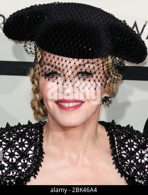 Los Angeles, États-Unis. 01 mai 2020. (FICHIER) Madonna dit qu'elle a des anticorps Coronavirus COVID-19. LOS ANGELES, CALIFORNIE, États-Unis - 08 FÉVRIER : la chanteuse Madonna portant Givenchy Haute Couture de Riccardo Tisci arrive au 57ème prix annuel GRAMMY le 8 février 2015 à Los Angeles, Californie, États-Unis. (Photo de Xavier Collin/Agence de presse d'images) crédit: Agence de presse d'images/Alay Live News Banque D'Images