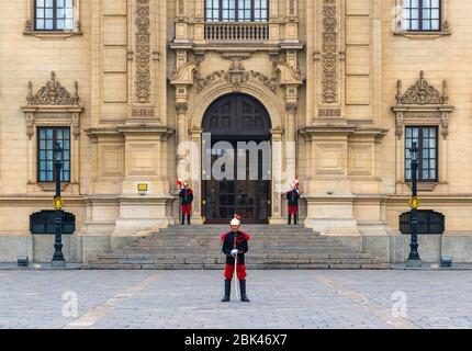 Trois militaires en uniforme traditionnel pendant le changement quotidien de la Garde par le palais présidentiel, Lima, Pérou. Banque D'Images