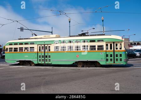 Voiture historique de rue Silver transportant des passagers à Fishermans Wharf, San Francisco, CALIFORNIE, ÉTATS-UNIS Banque D'Images