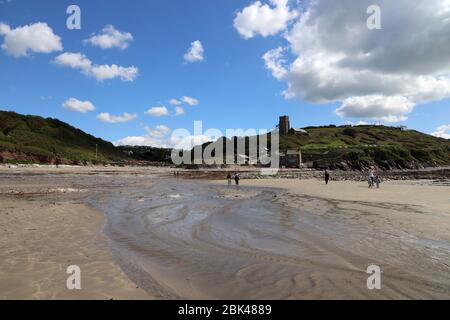 Plage de Wembury près de Plymouth. Vue de la plage primée de Wembury à l'église St Werburgh et au centre marin à marée basse. AONB. South Devon, Angleterre. Banque D'Images