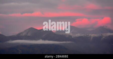 Vue panoramique sur le coucher du soleil sur les montagnes en Alaska Banque D'Images