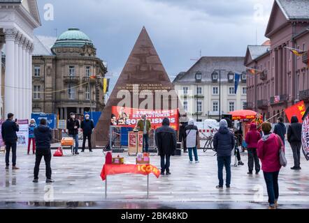 Manifestation de groupes de gauche sur la place du marché de Karlsruhe (Parti marxiste-léniniste d'Allemagne (MLPD). GES/Daily Life in (Karlsruhe) durant la crise de Corona, 01.05.2020 GES/Daily LIFE pendant la crise de Corona à Karlsruhe, Allemagne. 01.05. 2020 | utilisation dans le monde entier Banque D'Images