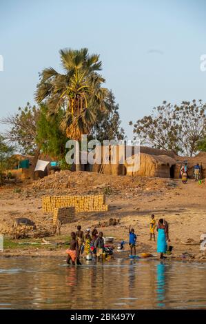 Femmes faisant de la lessive sur les rives de la rivière Bani à Mopti au Mali, Afrique de l'Ouest. Banque D'Images