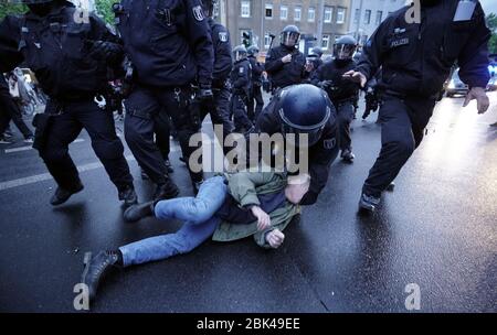 Berlin, Allemagne. 01 mai 2020. Les flics poussent un démonstrateur sur le sol. En raison de la crise de Corona et des restrictions de contact, une manifestation a été demandée par Internet à Oranienstraße. La protestation est censée remplacer la "démonstration du jour de mai révolutionnaire" habituelle contre le capitalisme. Crédit: Michael Kappeler/dpa/Alay Live News Banque D'Images