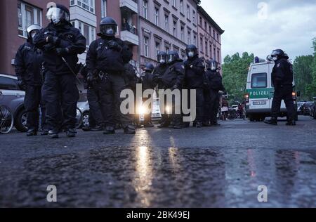 Berlin, Allemagne. 01 mai 2020. Les flics sont debout dans la rue. En raison de la crise de Corona et des restrictions de contact, une manifestation a été demandée par Internet à Oranienstraße. La protestation est censée remplacer la "démonstration du jour de mai révolutionnaire" habituelle contre le capitalisme. Crédit: Michael Kappeler/dpa/Alay Live News Banque D'Images