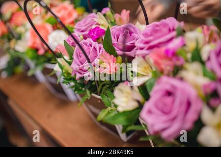 Bouquets de fleurs roses roses dans des boîtes en carton cadeau dans la boutique de fleuristes Banque D'Images