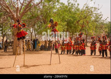 Danses traditionnelles des Dogon dans le village de Sangha, dans le pays Dogon au Mali, Afrique de l'Ouest. Banque D'Images