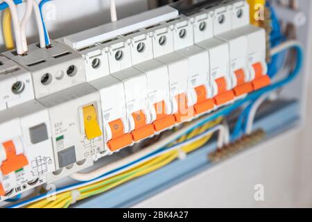 Éléments de gros plan du tableau de commande électrique grand public pour boîtier domestique pour distribution et électricité Banque D'Images