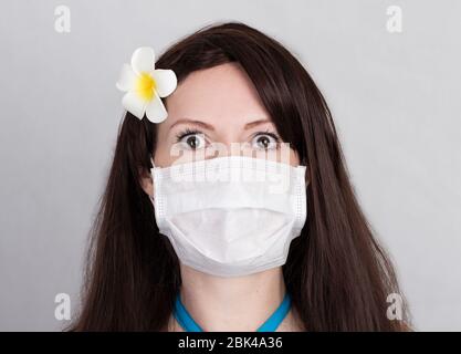 Femme touristique effroyée dans un masque médical yeux grand ouverts dans la peur, la frontière est fermée Banque D'Images