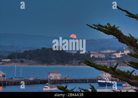 La Supermoon s'élève au-dessus de la baie de Monterey. Banque D'Images