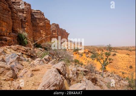 Vue sur l'escarpement de Bandiagara dans le pays Dogon au Mali, en Afrique de l'Ouest. Banque D'Images