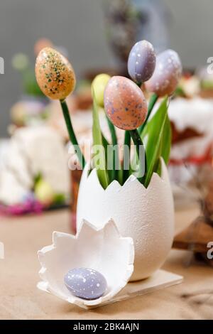 Chef de pâtisserie d'art, tulipes au chocolat multicolore en pot, dessert de printemps Banque D'Images