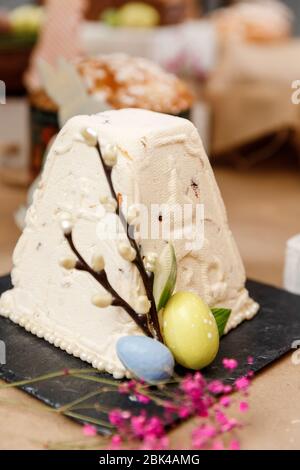 Gâteau au fromage cottage au kulich de pain sucré orthodoxe de Pâques avec œufs au chocolat Banque D'Images