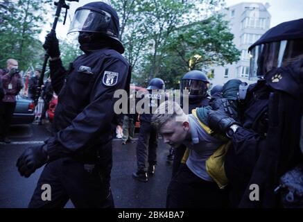 Berlin, Allemagne. 01 mai 2020. Les flics prennent un démonstrateur. En raison de la crise de Corona et des restrictions de contact, une manifestation a été demandée par Internet à Oranienstraße. La protestation est censée remplacer la "démonstration du jour de mai révolutionnaire" habituelle contre le capitalisme. Crédit: Michael Kappeler/dpa/Alay Live News Banque D'Images